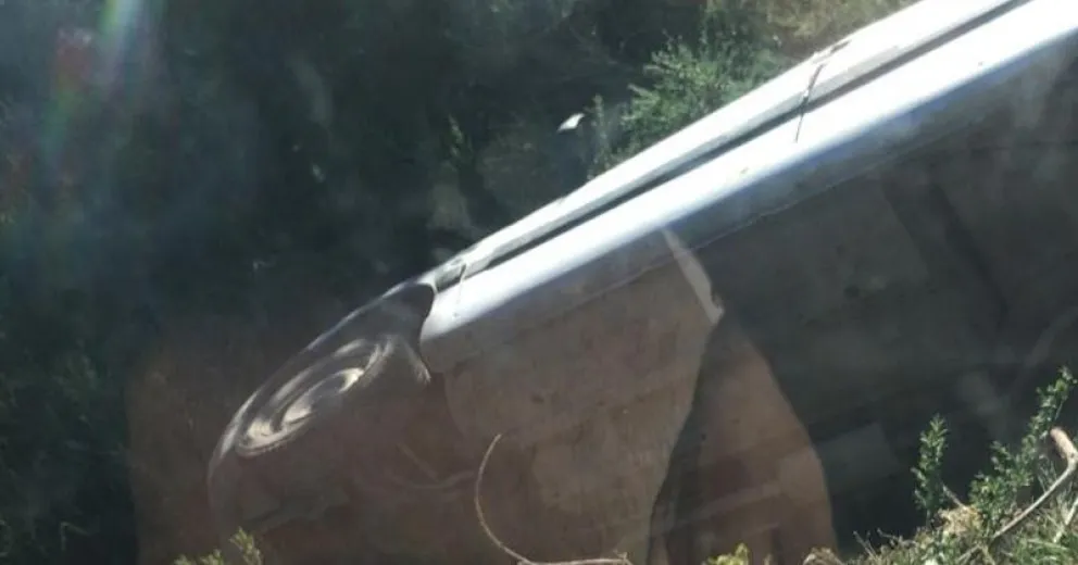 Perdió el control de su vehículo y volcó en la banquina