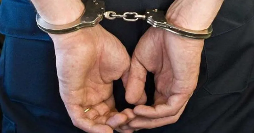Policía rompió la restricción noctura, agredió a sus compañeros y fue detenido