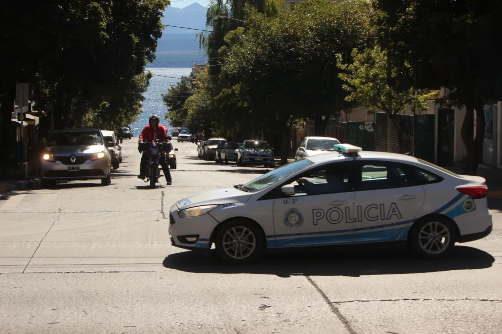 Adolescente le arrojó desde un auto en marcha una botella a empleada policial