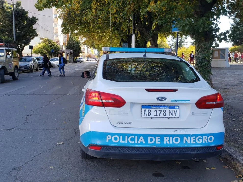 Entró a un gimnasio y amenazó a los clientes con un cuchillo