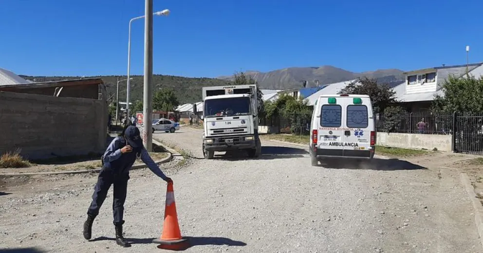 Aseguran que el joven se arrojó debajo de las ruedas del camión recolector