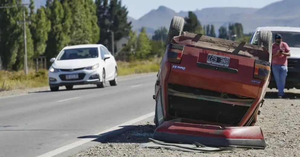 Hospitalizaron a una mujer que volcó cerca del puente Ñirihuau