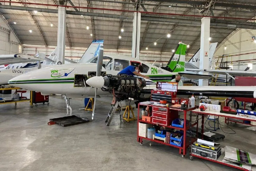 Realizan tareas de mantenimiento en el avión rionegrino