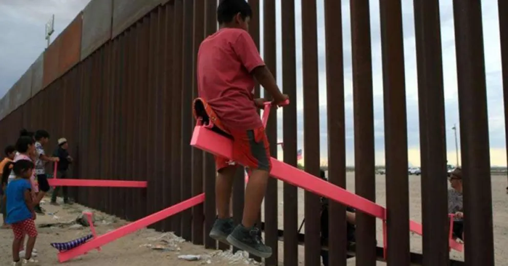 Fue premiado el sube y baja para niños en la frontera de Estados Unidos y México