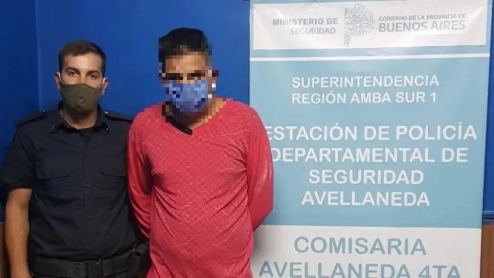 Encontró a su amigo en la cama con su esposa y lo masacró a fierrazos