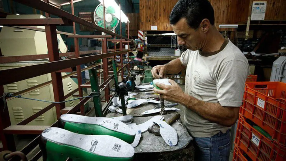 El lunes próximo se oficializaría por 90 días la prohibición de los despidos