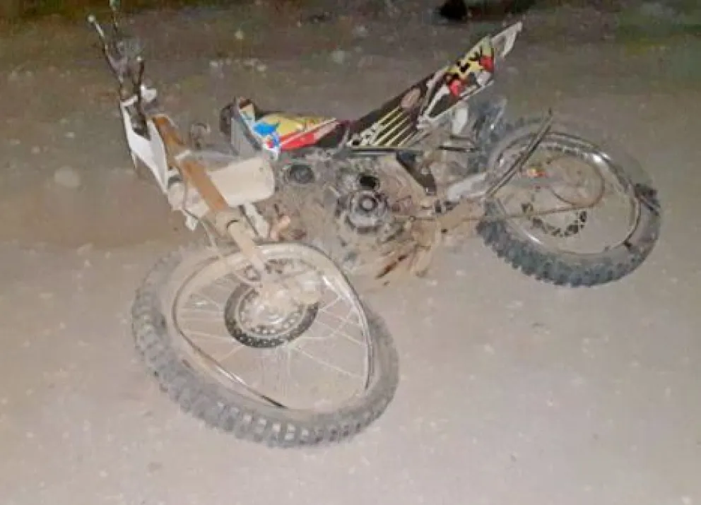 Un motociclista muy grave tras colisionar con un auto