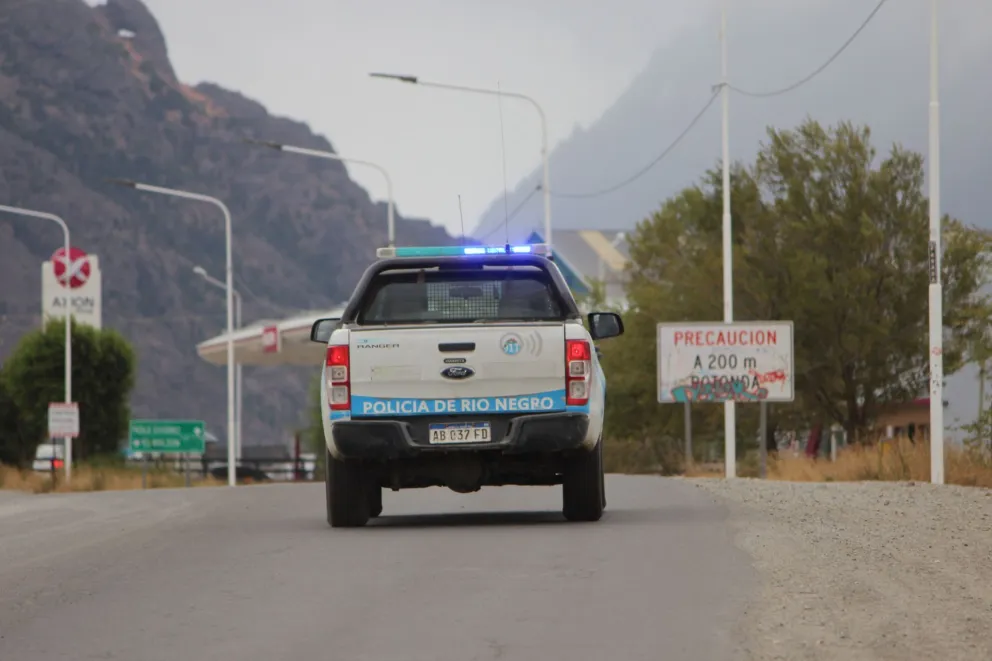 Violentaban autos estacionados en el lago Gutiérrez y fueron detenidos