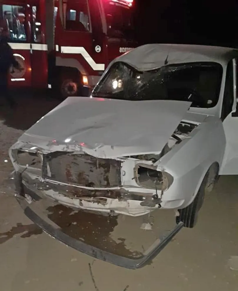 Está muy grave el motociclista que chocó de frente con un auto