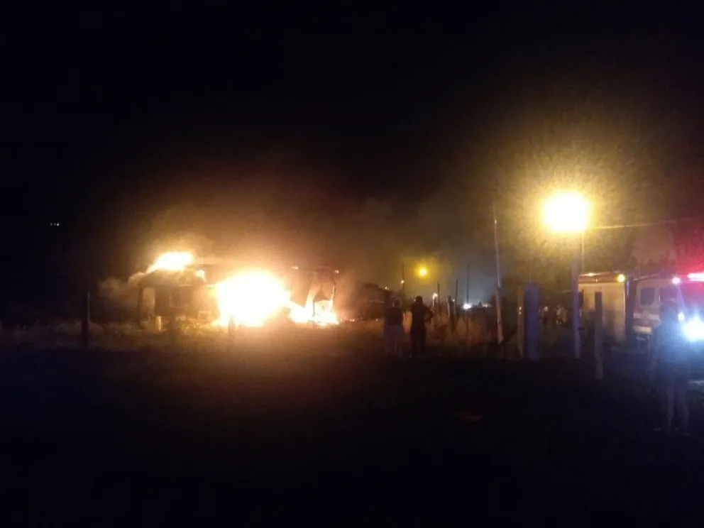 Incendio a la medianoche destruyó una vivienda en El Pilar