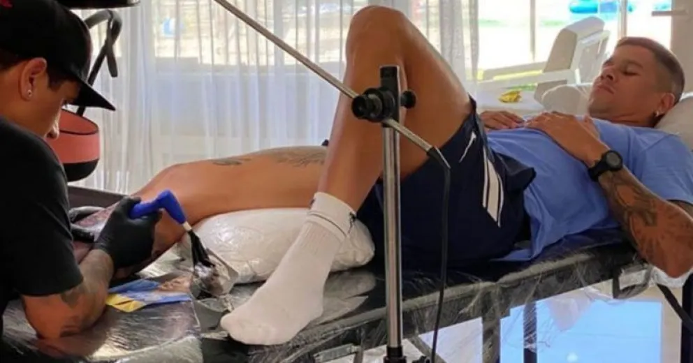¿Guiño a Boca? el impactante tatuaje de Maradona que se hizo Marcos Rojo