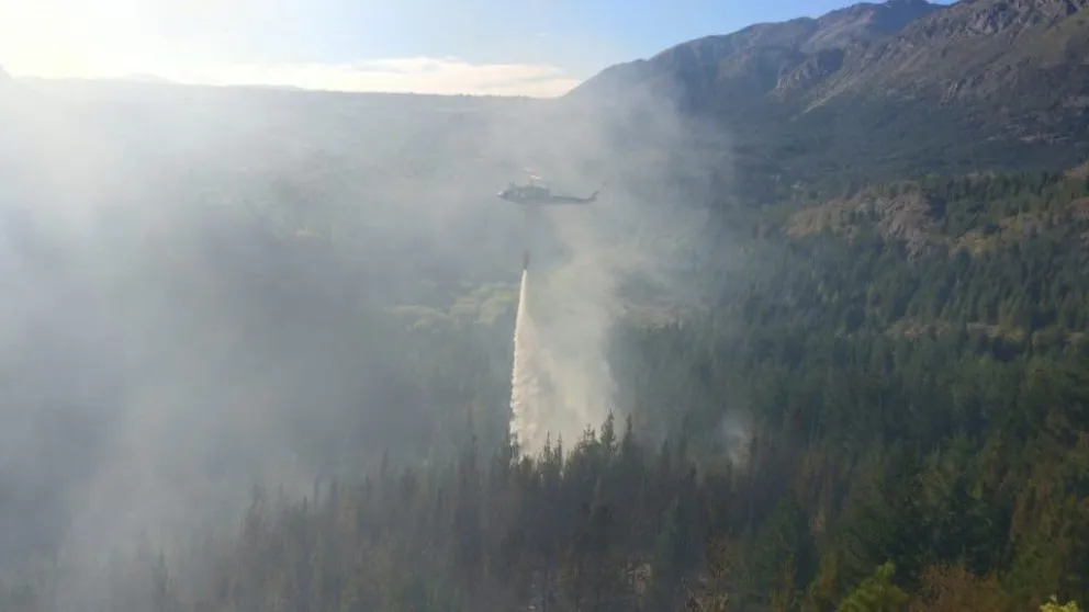 Dos hectáreas arrasadas por el fuego en Epuyén: temen que el intenso calor y el viento agraven el incendio