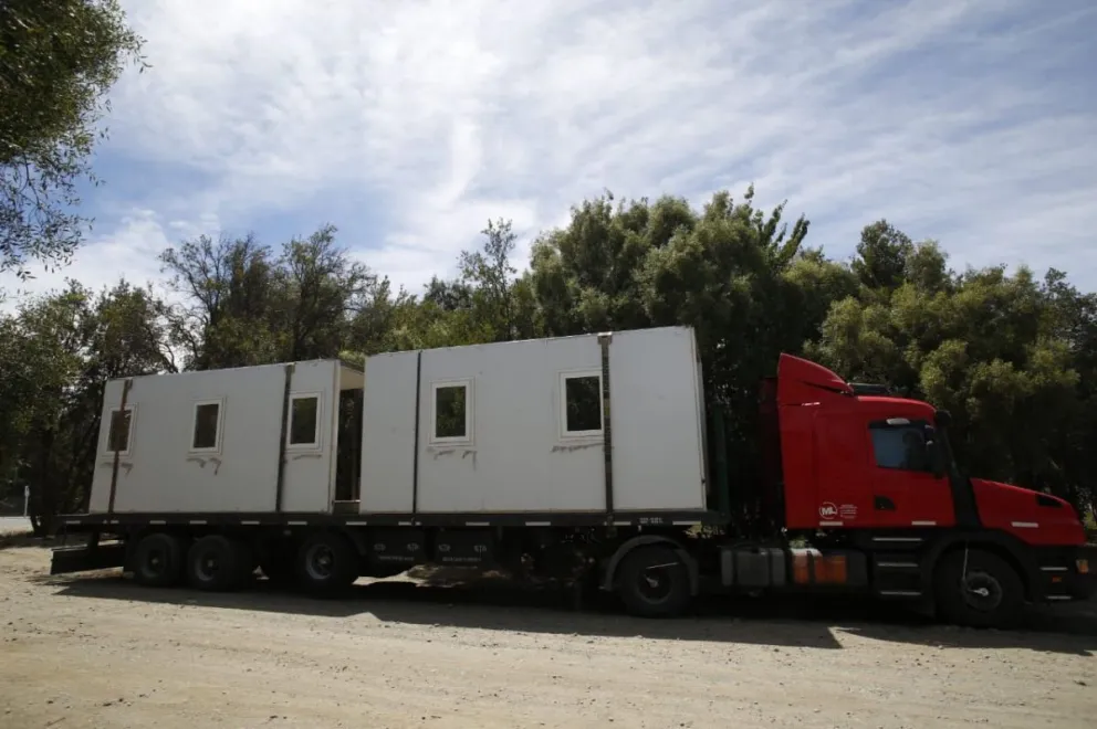 En plena temporada, llegó la estructura del hospital modular a Bariloche