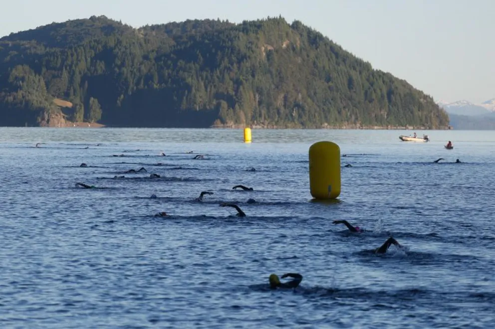 Largada desde la mítica Isla Huemul. Foto archivo Matías Garay. 