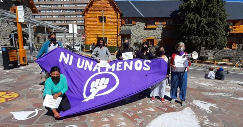 “Ni Una Menos Bariloche" repudió a los policías acusados por violencia de género y cuestionó las rotaciones de ciudad
