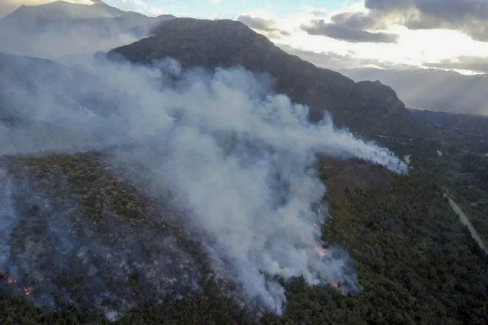 Preocupación por el incendio en El Bolsón: enviaron más refuerzos y la gobernadora viajará hasta el lugar