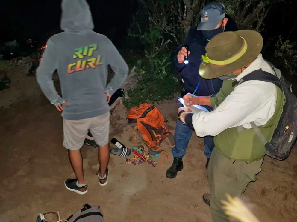 Multas por acampar, hacer fuego en lugares prohibidos y llevar mascotas