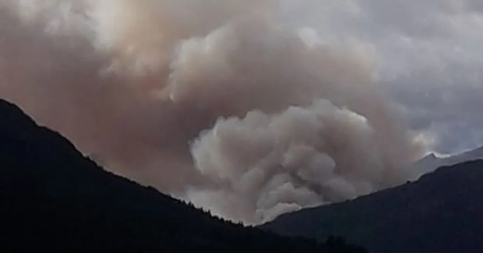 Ya son 10 mil las hectáreas arrasadas por el fuego, dos casas y dos galpones