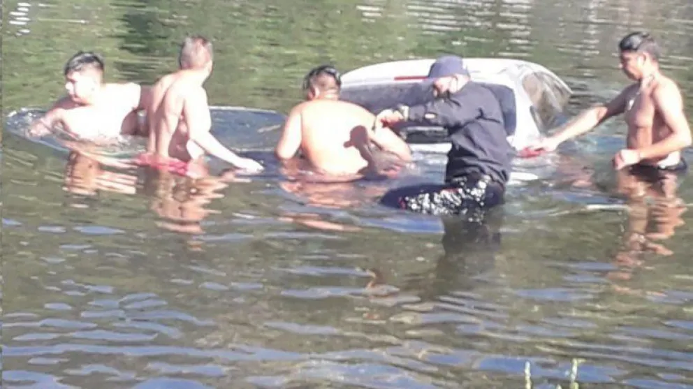 El auto “quiso darse un chapuzón” y terminó en medio del río