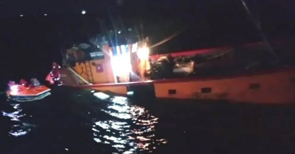 El video del momento en que rescatan a los tripulantes del barco hundido en San Antonio Oeste