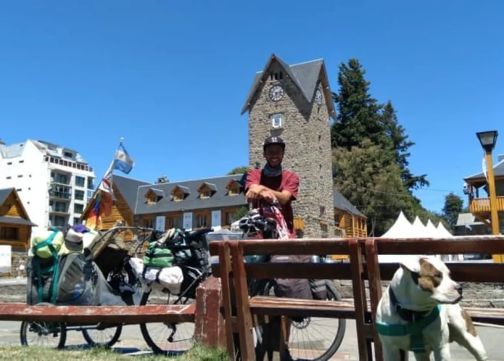 Mateo y Simba recorren la Patagonia en bicicleta en busca de aventuras y amigos