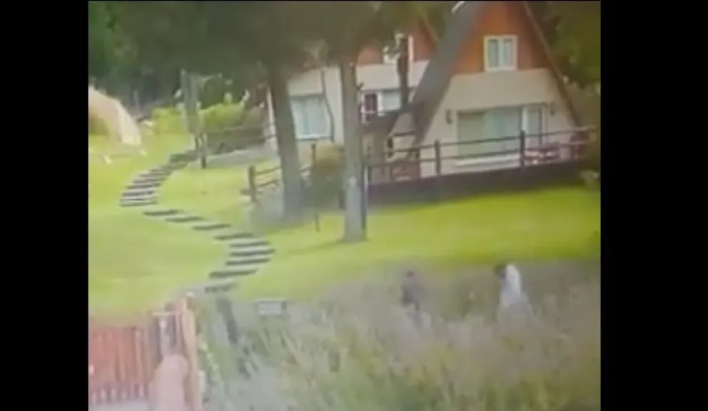 Delincuentes desvalijaron una cabaña alquilada por turistas y quedaron grabados