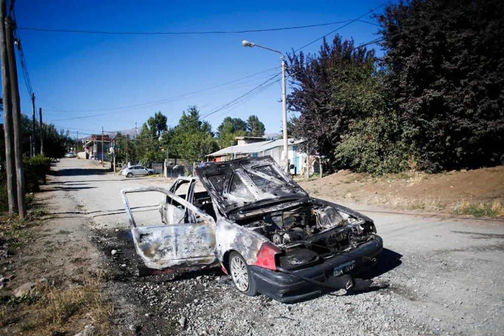Le hizo el favor de llevarlo a su casa y terminó con el auto incendiado
