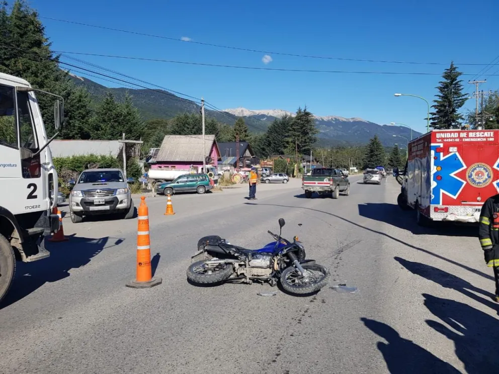 Derivaron a Bariloche a un motociclista de Villa la Angostura que sufrió múltiples heridas en un choque