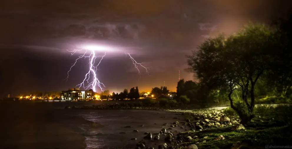 INSTANTÁNEAS: Rayos desde la playa