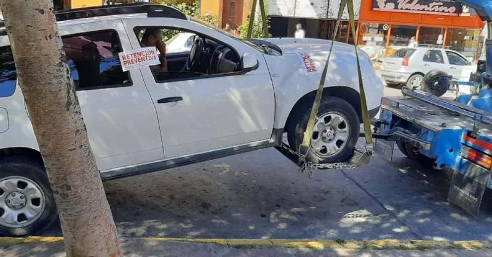 Doctor se “atrincheró” e impidió que la grúa le lleve el auto
