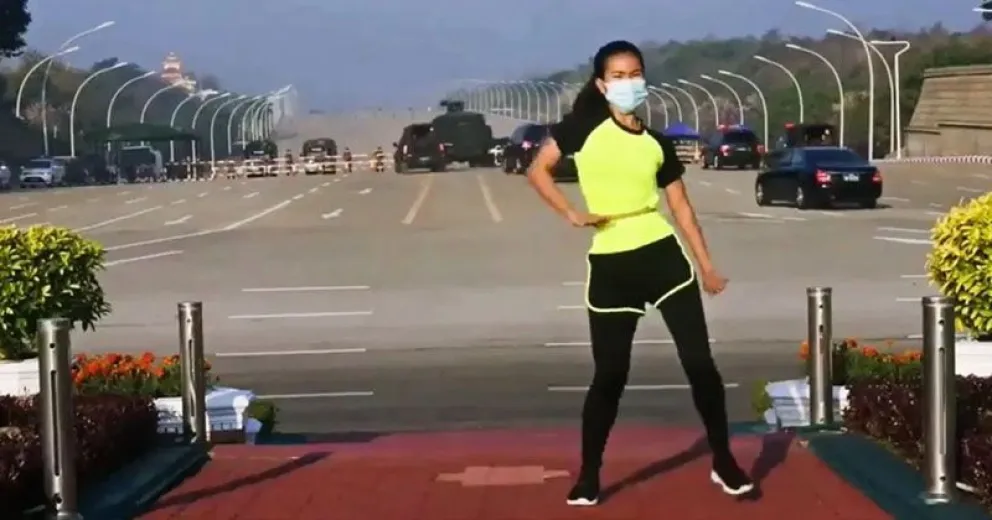 Transmitía clase de gimnasia en vivo y sin querer registró un golpe de Estado