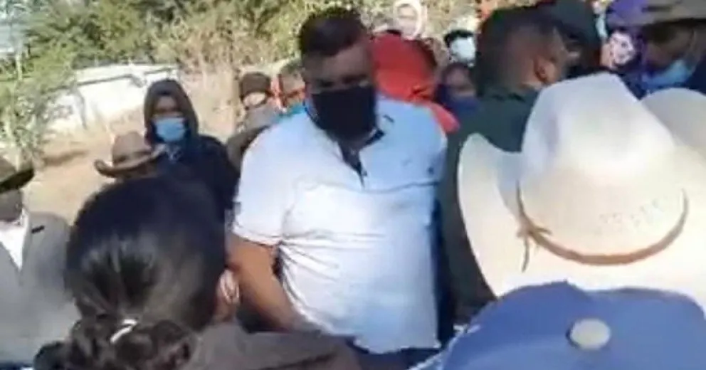 Intendente se salvó de linchamiento cuando se puso a llorar