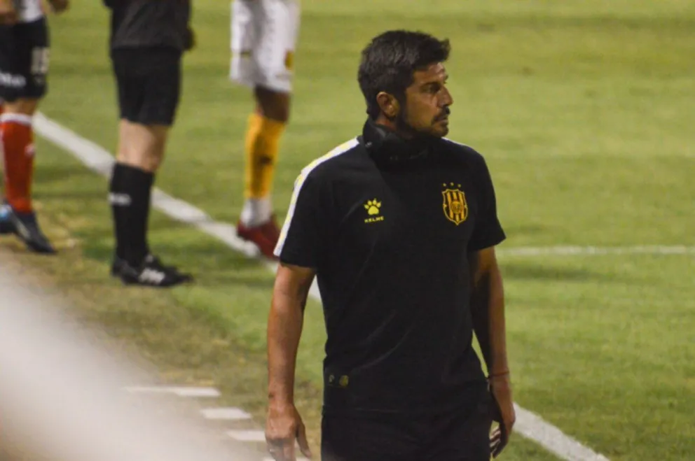 Acusado de pedir favores sexuales a sus jugadores, renunció el técnico de Olimpo