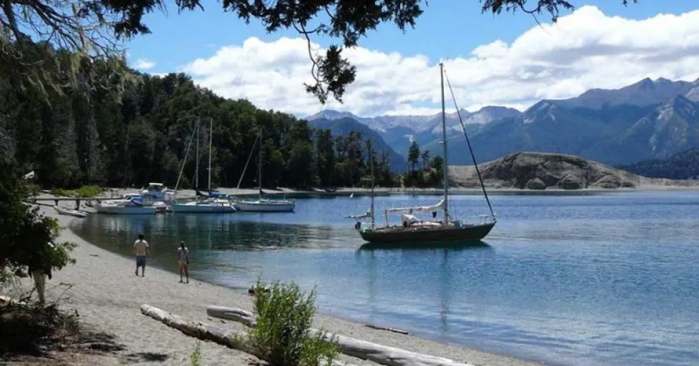 Así contaminan algunas embarcaciones el Nahuel Huapi