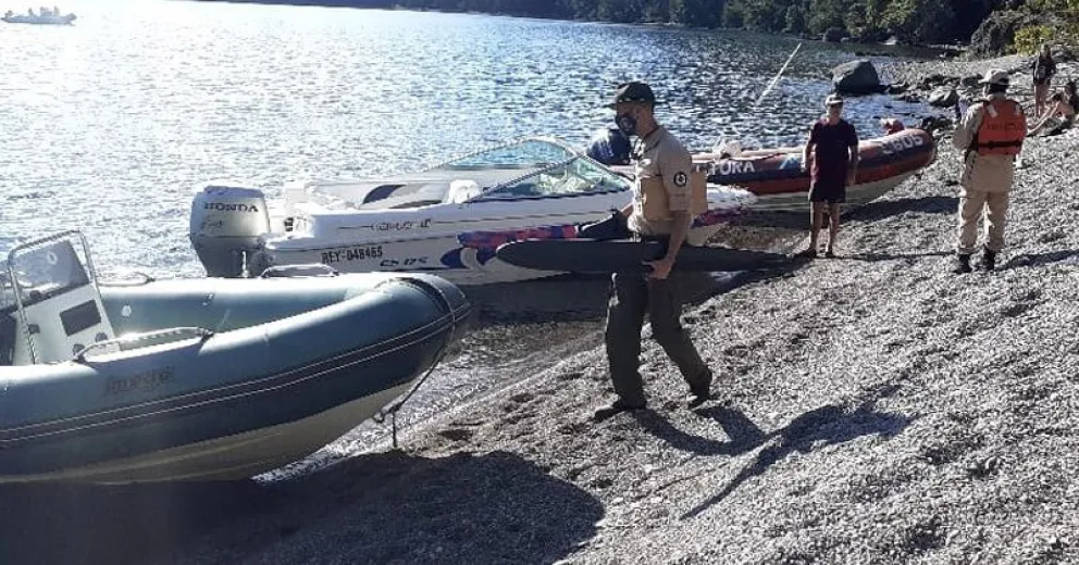 Hacían esquí acuático en el lago Traful pero los multaron y les secuestraron las cosas