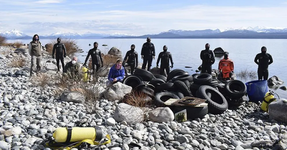 Una dura realidad: “Toman el lago como si fuera un tacho de basura”