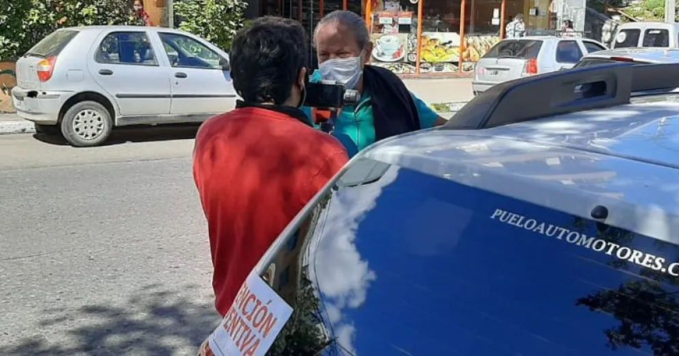 El médico "atrincherado" en su auto quiere hablar con el director de Tránsito
