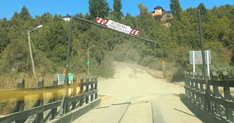 Camioneros "empecinados" en romper el puente de Villa Los Coihues