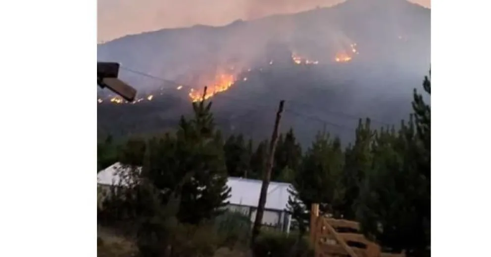 El avance del incendio forestal amenaza viviendas de zonas rurales