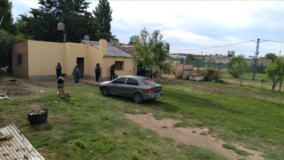 Policías que golpearon a una mujer y se atrincheraron con armas de fuego serán reubicados