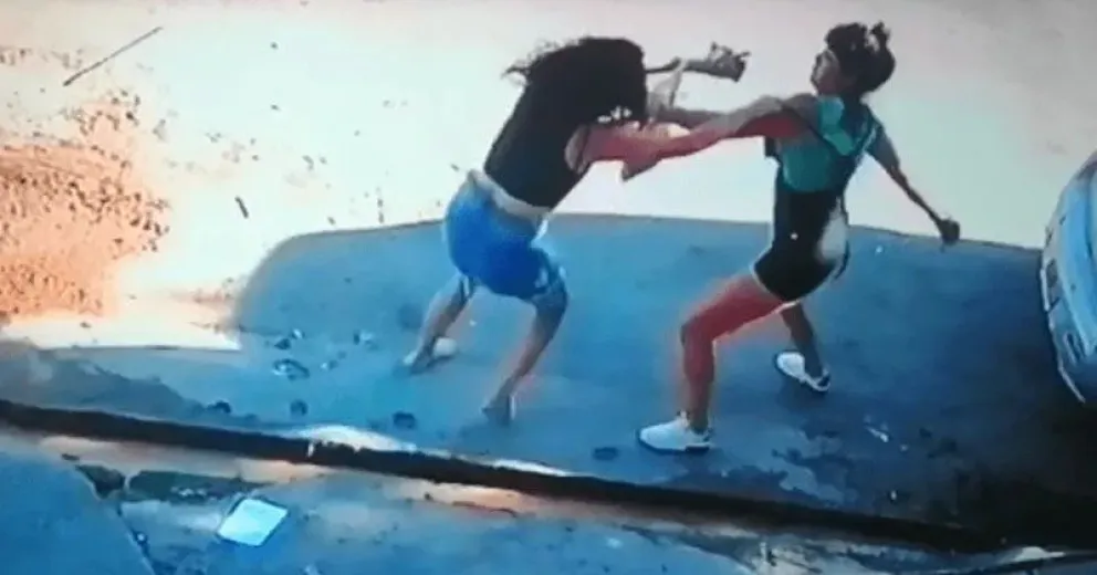 Video: acuchilló a la ex de su pareja porque lo denunció por violencia de género