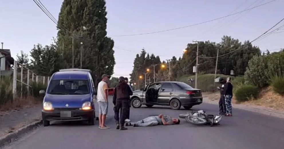 Motociclista chocó contra una camioneta estacionada y sufrió graves lesiones