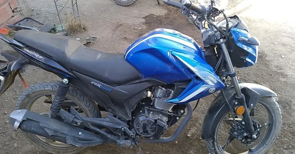 Empujaban una moto robada y cuando vieron un patrullero la dejaron tirada