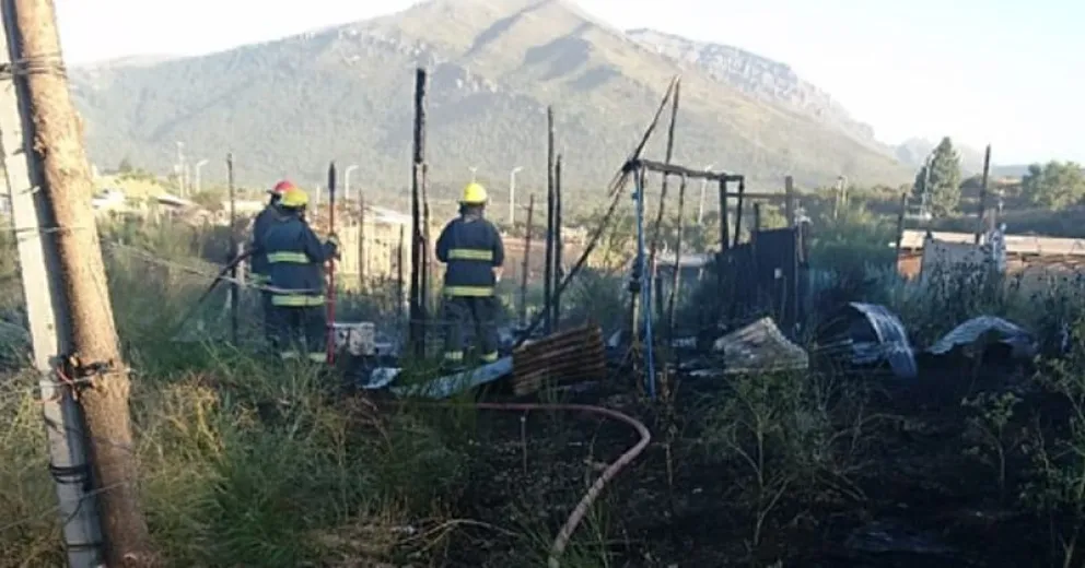 Una vivienda fue totalmente consumida por el fuego en el 2 de Abril