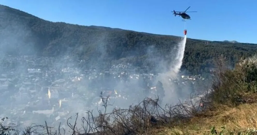 San Martín de los Andes: incendio consumió más de 5 hectáreas, dos viviendas y el departamento de una hostería