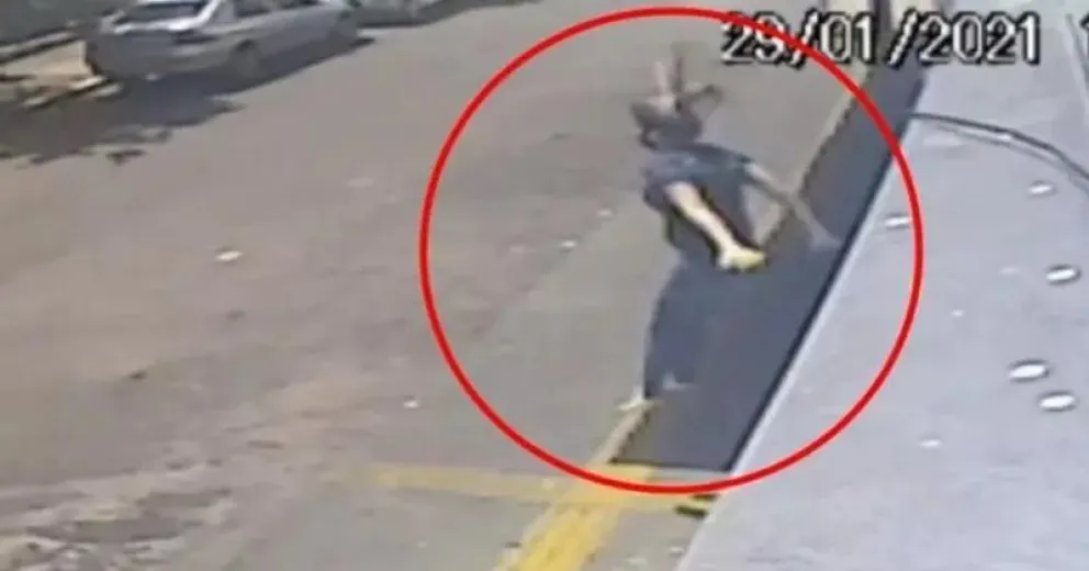 Dramático: una mujer saltó por el balcón para que no la viole un ladrón