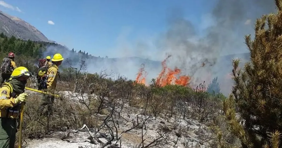 Nación confirmó que enviará personal y equipo de apoyo al incendio en la zona de El Bolsón