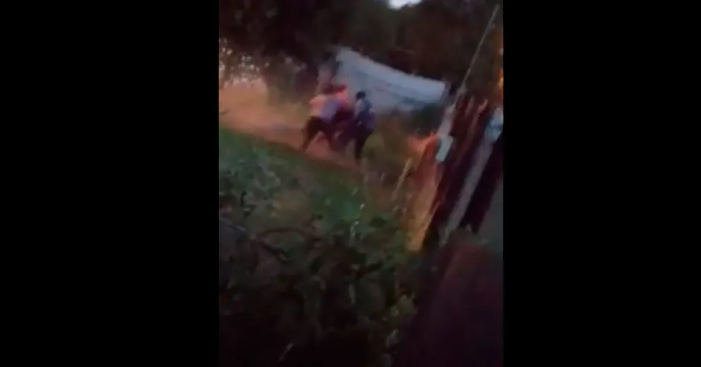 Dio vuelta en u, chocó dos autos estacionados y se fugó