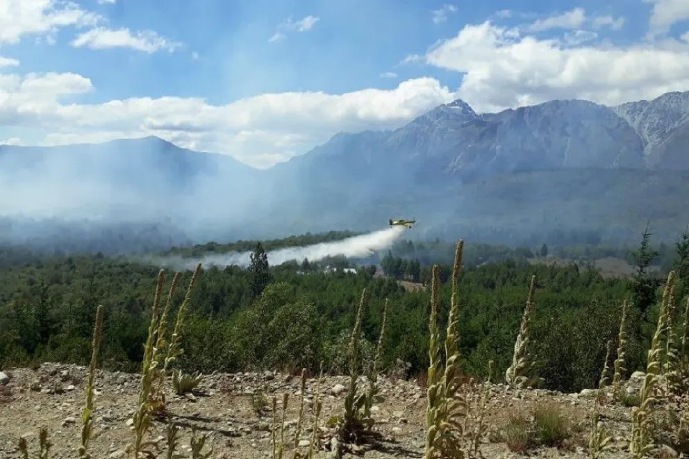 Siete aeronaves trabajan en apoyo a la tarea de los brigadistas en el El Bolsón