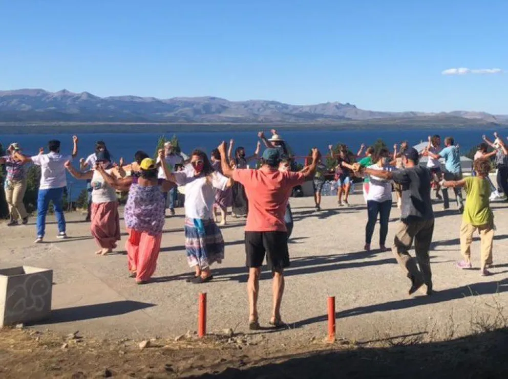 Dieron clases de folklore a cambio de botellas de agua para los combatientes del incendio